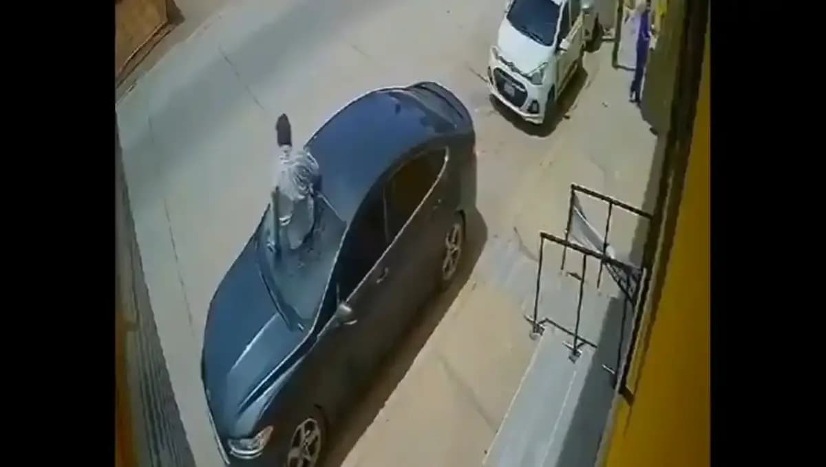 سقوط عجیب یک مرد از آپارتمان روی خودروی پارک شده (فیلم)